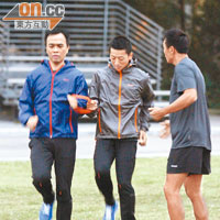 林威強（右）在指導領跑員和運動員改善跑步技巧。