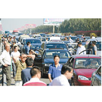 天津<br>京滬高速天津段昨堵塞情況嚴重，公路頓變成停車場。（中新社圖片）