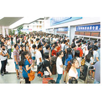 福州<br>大批旅客在福州火車站自動售票機前購票、換票。（中新社圖片）