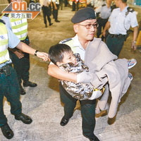 水警手抱一名獲救男童送院。