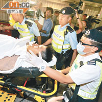 救護員將傷者送往醫院救治。