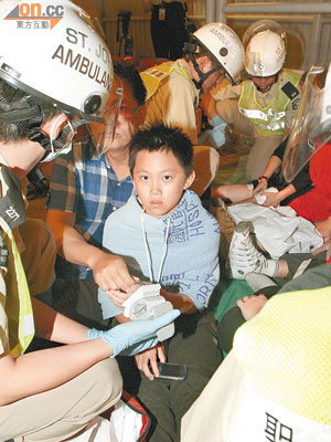 有受傷的兒童在碼頭接受治理。
