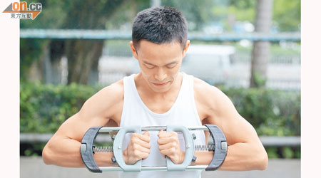 鍛煉胸肌<BR>黃寶文在運動班，教授青少年如何鍛煉胸肌。