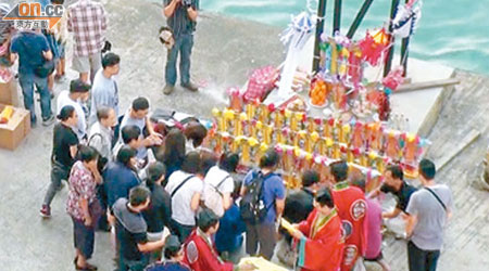 多名罹難者的靈位安放海邊，家屬在場拜祭，場面悽酸。（鍾健國攝）