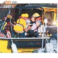 搜救人員將遇難者屍體抬上接應的船艇送走。（黃仲民攝）