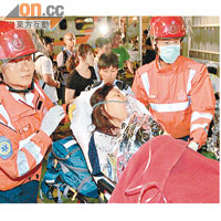 部分乘客傷勢較重，送院時需戴上氧氣罩協助呼吸。（左蘭慶攝）