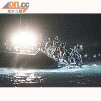 潛水人員不停在水底打撈，希望再尋獲失蹤乘客。