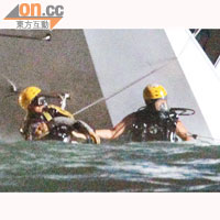 潛水人員通宵打撈，在「南丫IV」內發現遇溺乘客。（袁志豪攝）