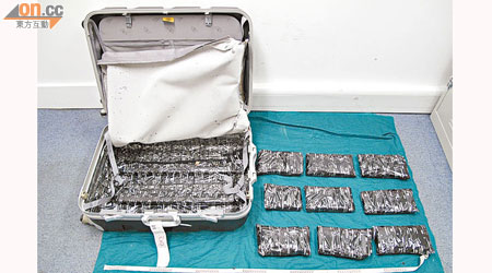海關在涉案行李的夾層內搜出毒品。