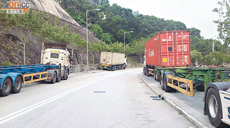 有貨車停泊於青衣担杆山路行人路。（讀者提供）