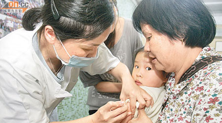 醫學會建議市民最遲十一月底接種疫苗，防範冬季流感高峰期。