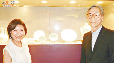 羅啟妍（左）舉辦藝術展覽，香港大學副校長周肇平都去捧場。（潘翠華攝）
