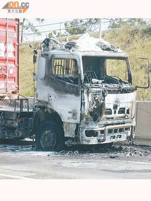 肇事貨櫃車車頭嚴重燒毀。（黃君堡攝）