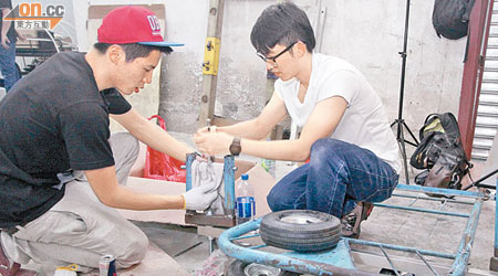 「全港首屆鬼馬飛車」的參賽隊伍多以香港經典電影及特色美食作賽車主題，自製鬼馬抵死的四驅車。（何天成攝）