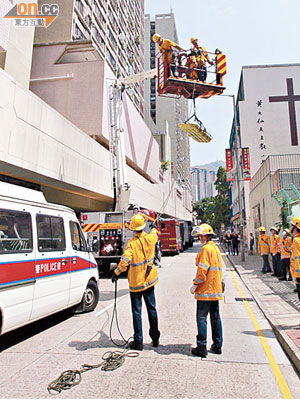 消防員用繩穩定擔架，再將遺體運到地面。（吳遠輝攝）