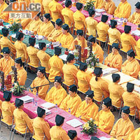香港道教聯合會數十名道士，為海難死者誦經超度。