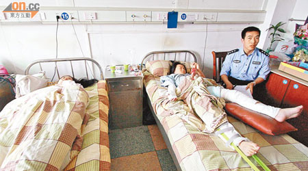 李穎辛（左）與女兒葉欣桐（右）目前在贛州市人民醫院骨科病房留醫。（張琦攝）