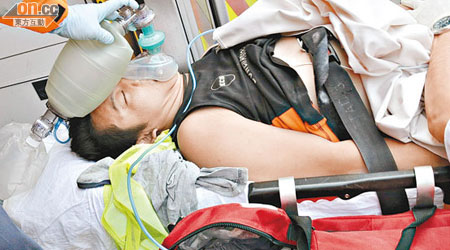 觸電工人送院時，救護員不斷為他急救，終告不治。（郭錦良攝）