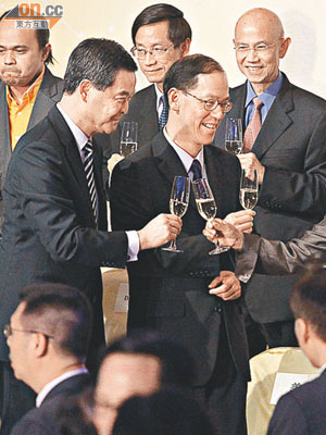 CY（左）隔住民政事務局局長曾德成同范太碰杯。（陳章存攝）