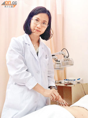中醫師黃梅芳稱在腹部針灸可改善患者卵巢功能。