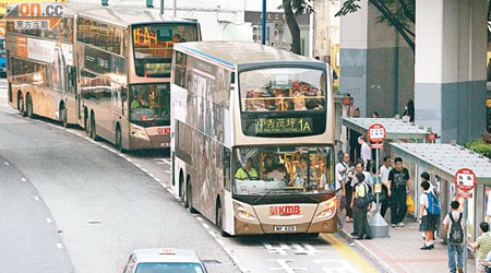 九巴指正「迫切考慮」加價，市民乘車可能要多付車費。（陳章存攝）