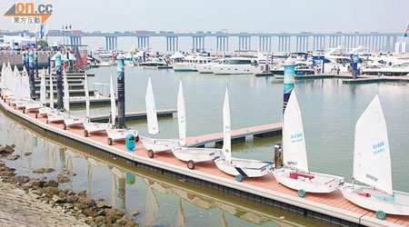六十多艘各式各樣豪華遊艇參加南沙首個國際遊艇博覽會。