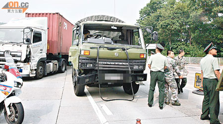 軍車車頭擋風玻璃甩脫，肇事貨櫃車停在軍車旁。（曾志恒攝）