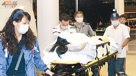 江西車禍受傷婦人昨日送返港治療。（高偉明攝）