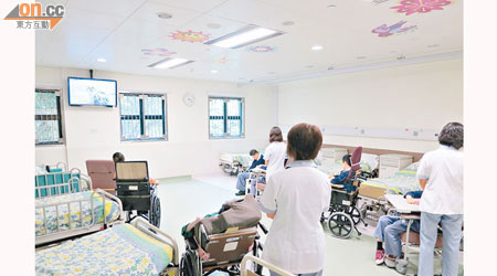 小欖醫院病房空間擴大後令病人活動範圍比以前多。
