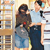 企圖自殺少婦（左）由女警陪同送院。（胡德威攝）