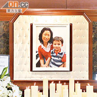 易慧及比索志豪的靈堂上掛着母子兩人的合照。（高嘉業攝）