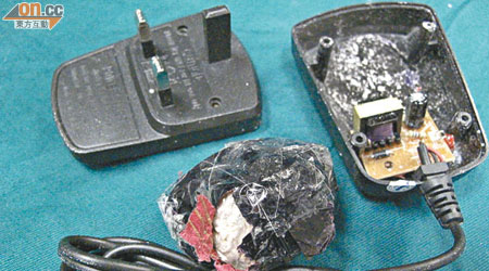 海關展示檢獲藏毒的手機充電器。