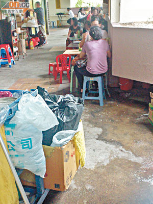 食肆佔用商場外圍行人通道擺放桌椅經營，造成阻塞。