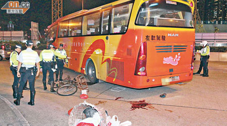 警方在單車與跨境巴士相撞現場調查。（劉子文攝）