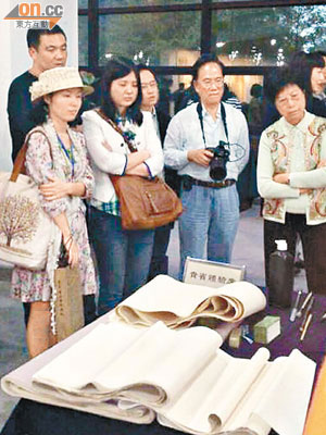 貪曾夫婦（右二、右一）參觀杭州書法學院。（互聯網圖片）