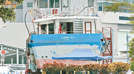 「南丫IV」殘骸昨停泊在海事處政府船塢。（戴展邦攝）