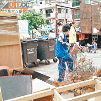 2:00pm<br>下午二時許，清潔工將大量紙皮從垃圾站搬出，準備售予回收商。