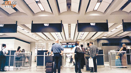 入境處機場管制站有三部電腦懷疑失竊。（資料圖片）