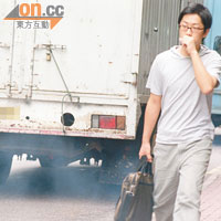 香港空氣質素持續欠佳，路邊污染嚴重，市民過馬路時都要掩鼻。（資料圖片）