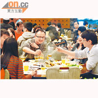 香港人喜歡吃火鍋，切記要徹底煮熟生肉及海產。