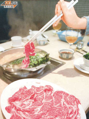 市民吃火鍋時，宜將肉煮熟，減腸胃炎機會。