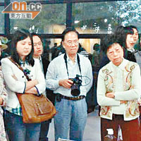 貪曾喺杭州書法學院參觀，被人影低晒佢嘅一舉一動。