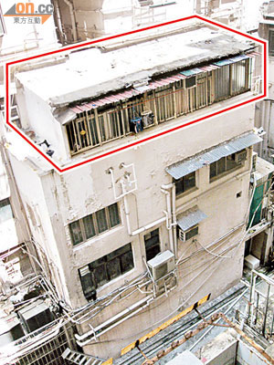 屋宇署跟進多時，平台僭建物（紅框示）至今仍未拆除。