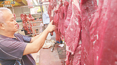 牛肉價格一加再加，迫使零售商賣貴牛，市民捱貴牛。（資料圖片）