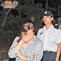 企圖跳河婦人由警員勸服返家助查。（葉嘉文攝）