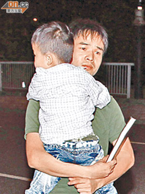新移民丈夫抱着兒子趕至勸喻妻子。