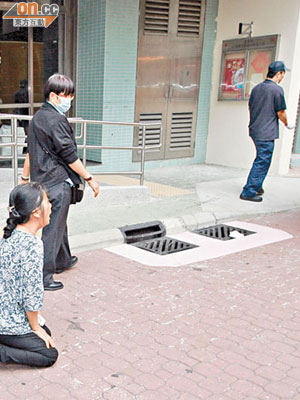 姚母目送運屍車將愛兒遺體運走時，悲慟跪地痛哭。（黃君堡攝）