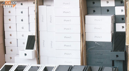 海關前日檢獲逾二百部最新智能手機iPhone 5。（廖國柱攝）