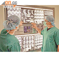 傳統上，醫生進行骨腫瘤手術前，會憑平面掃描圖找切口。