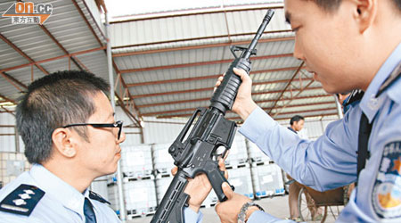深圳海關檢獲大批仿真槍中，部分殺傷力強，甚至能射死一隻牛。（本報深圳傳真）